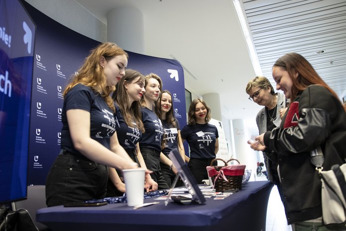 Stoisko informacyjne podczas Dnia Otwartego Wydziału Filologicznego