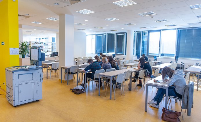 wnętrze biblioteki